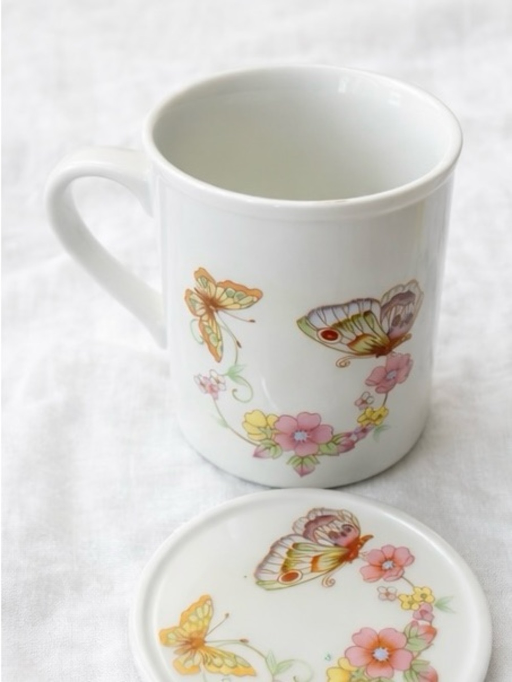 Retro Vintage 80s White Ceramic Butterfly Floral Mug with Lid - White